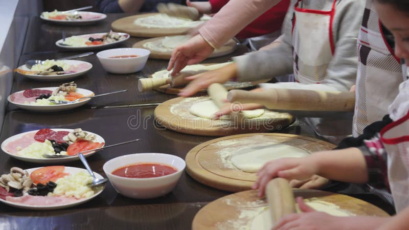 Rusia ufa 29 de enero de 2020 : pizza de cocción infantil. clase magistral del chef en un restaurante clausurado de niños almacen de metraje de vídeo