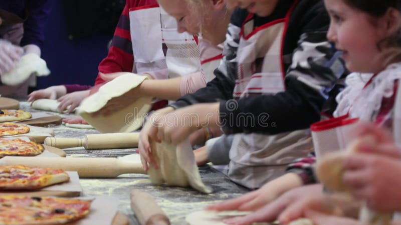 Rusia ufa 29 de enero de 2020 : pizza de cocción infantil. clase magistral del chef en un restaurante clausurado de niños almacen de video
