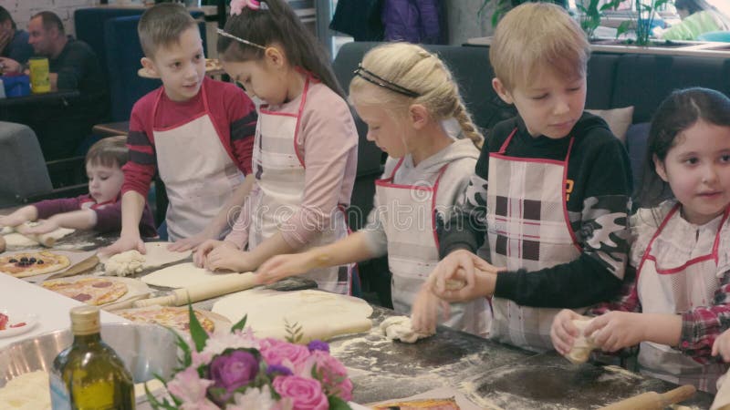 Rusia ufa 29 de enero de 2020 : pizza de cocción infantil. clase magistral del chef en un restaurante clausurado de niños almacen de video