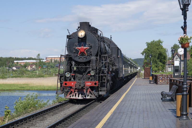 Ruskeala express con locomotiva a vapore arriva alla stazione di sortavala immagine stock libera da diritti