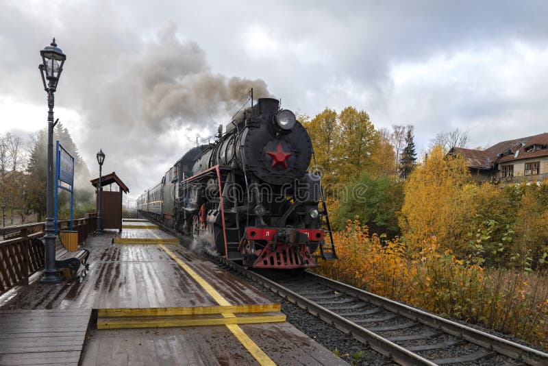 Ruskeala Express del treno retrò arriva alla stazione di sortavalacenter fotografia stock