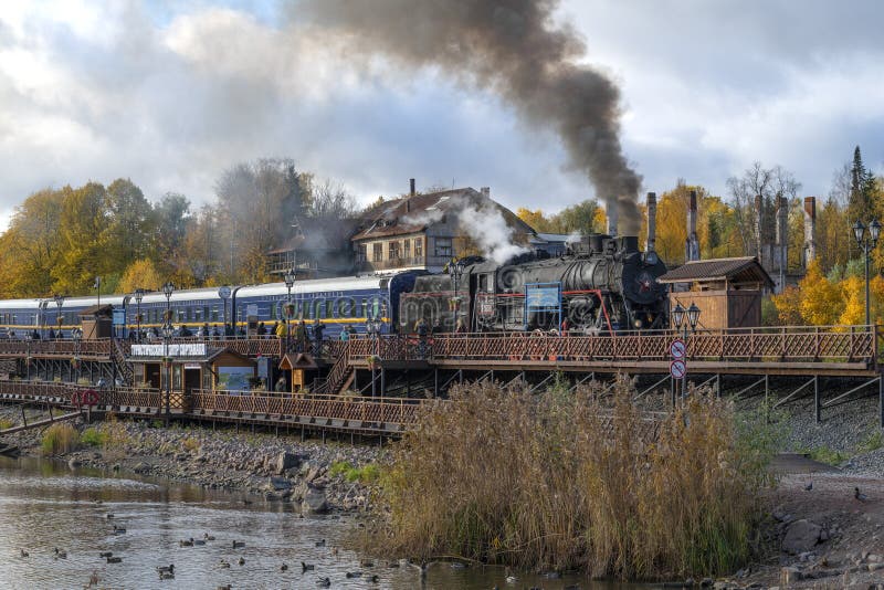 Ruskeala Express, treno turistico, è arrivato sulla stazione di sortavalacenter immagini stock