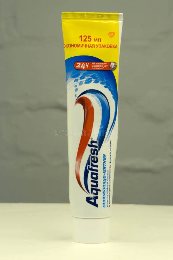 Rusland Berezniki 23 Februari 2018 aquafresh de verfrissende van de beschermings gezonde gommen van de muntformule drievoudige ha stock afbeelding Rusland Berezniki 23 Februari 2018 aquafresh de verfrissende van de beschermings gezonde gommen van de muntformule drievoudige ha stock afbeelding