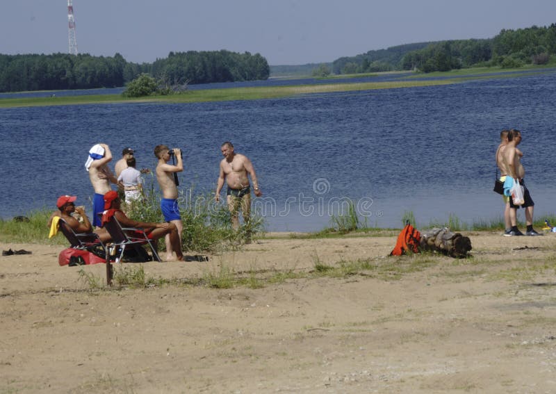 Rusland - Berezniki op 18 Juli: gesloten van mensen op het strand stock afbeelding Rusland - Berezniki op 18 Juli: gesloten van mensen op het strand stock afbeelding