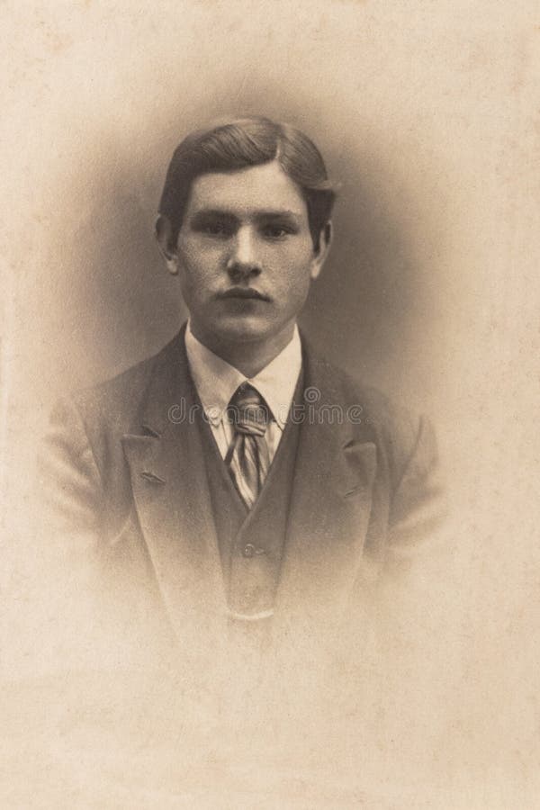 RUSLAND - CIRCA 1905-1910: Een portret van de jonge mens, Vintage Carte DE Viste Edwardian erafoto stock afbeelding RUSLAND - CIRCA 1905-1910: Een portret van de jonge mens, Vintage Carte DE Viste Edwardian erafoto stock afbeelding