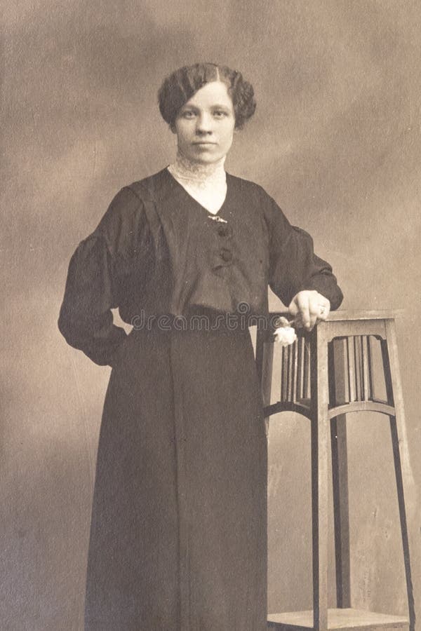 RUSLAND - CIRCA 1905-1910: Een portret van jonge vrouw in studio, Vintage Carte DE Viste Edwardian erafoto stock foto RUSLAND - CIRCA 1905-1910: Een portret van jonge vrouw in studio, Vintage Carte DE Viste Edwardian erafoto stock foto