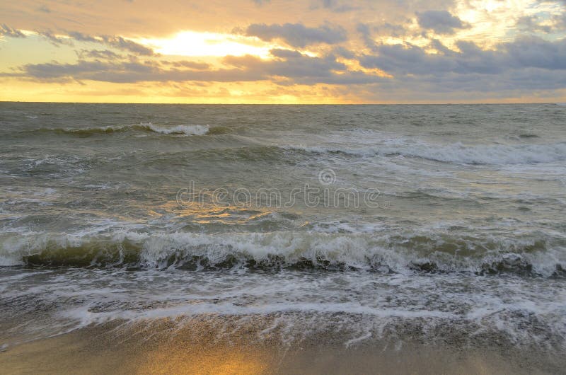 Rusland, Krasnodar-gebied, Dzhubga, zonsondergang over de Zwarte Zee in oktober royalty-vrije stock foto Rusland, Krasnodar-gebied, Dzhubga, zonsondergang over de Zwarte Zee in oktober royalty-vrije stock foto