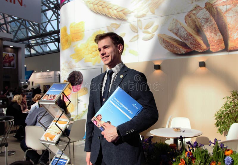 03 14 2019 Rusland, Moskou glimlachende mens, in een pak, tribunes tegen de achtergrond van een informatietribune met royalty-vrije stock foto 03 14 2019 Rusland, Moskou glimlachende mens, in een pak, tribunes tegen de achtergrond van een informatietribune met royalty-vrije stock foto