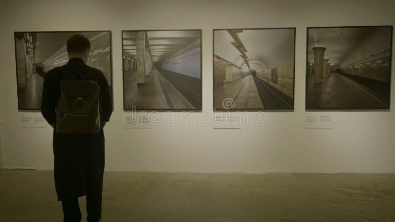 RUSLAND, MOSKOU - 10 JUNI 2017: Mens die in galerijruimte beeldenkaders bekijken Zakenman in kunstgalerie het kijken royalty-vrije stock afbeeldingen RUSLAND, MOSKOU - 10 JUNI 2017: Mens die in galerijruimte beeldenkaders bekijken Zakenman in kunstgalerie het kijken royalty-vrije stock afbeeldingen
