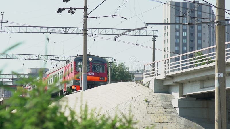 Rusland, Novosibirsk, 2016: Langzame motie: De trein gaat over de brug stock videobeelden Rusland, Novosibirsk, 2016: Langzame motie: De trein gaat over de brug stock videobeelden