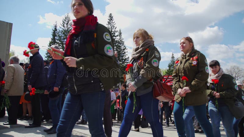 Rusland, Novosibirsk, 9 Mei 2017: feestelijke parade in Victory Day stock footage Rusland, Novosibirsk, 9 Mei 2017: feestelijke parade in Victory Day stock footage
