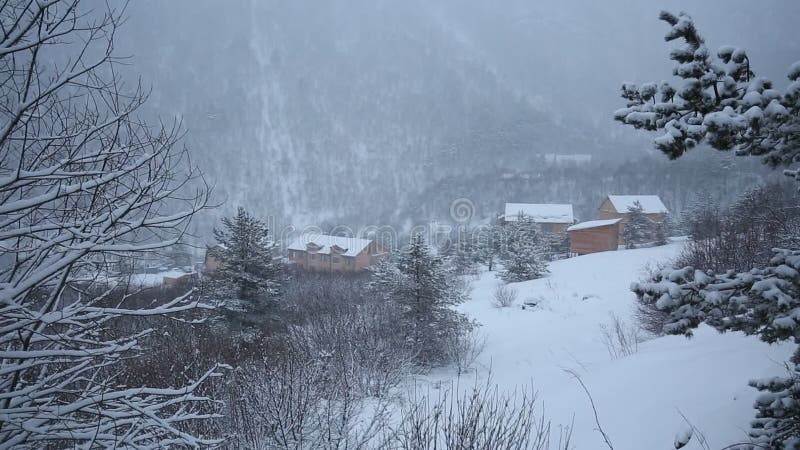 Rusland, Republiek Noord-Ossetië, Alania De sneeuwstorm van de filmwinter in de bergen van de Centrale Kaukasus stock video Rusland, Republiek Noord-Ossetië, Alania De sneeuwstorm van de filmwinter in de bergen van de Centrale Kaukasus stock video