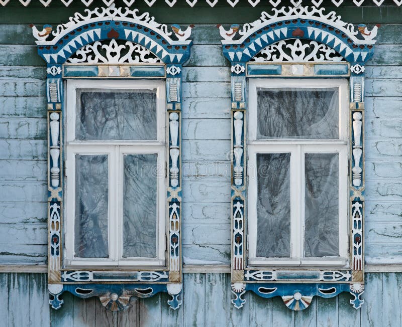 Rusland Suzdal Twee vensters met gesneden houten stock afbeeldingen Rusland Suzdal Twee vensters met gesneden houten stock afbeeldingen