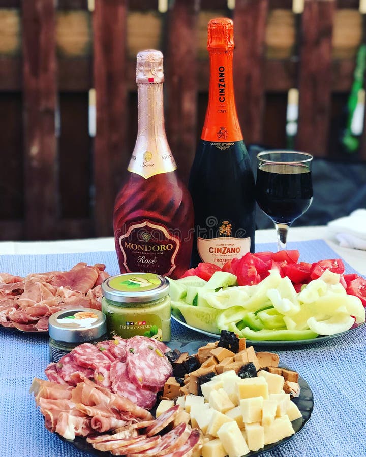 Rusland, Tatarstan, 27 Juli, 2018 Een fles van Cinzano-proseco, een fles van Mondoro nam, snacks toe: jamon, kaas, pesto, groente royalty-vrije stock fotografie Rusland, Tatarstan, 27 Juli, 2018 Een fles van Cinzano-proseco, een fles van Mondoro nam, snacks toe: jamon, kaas, pesto, groente royalty-vrije stock fotografie