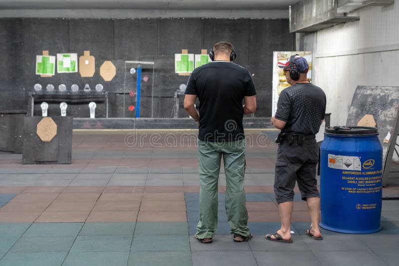 Rusland, Tatarstan, 23 Juni, 2019 De mensenspruiten van het kanon bij de het schieten waaier onder de supervisie van royalty-vrije stock afbeelding Rusland, Tatarstan, 23 Juni, 2019 De mensenspruiten van het kanon bij de het schieten waaier onder de supervisie van royalty-vrije stock afbeelding