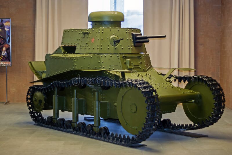 RUSLAND, VERKHNYAYA PYSHMA - 12 FEBRUARI 2018: vroege Sovjet lichte tank t-18 in het museum van militaire uitrusting