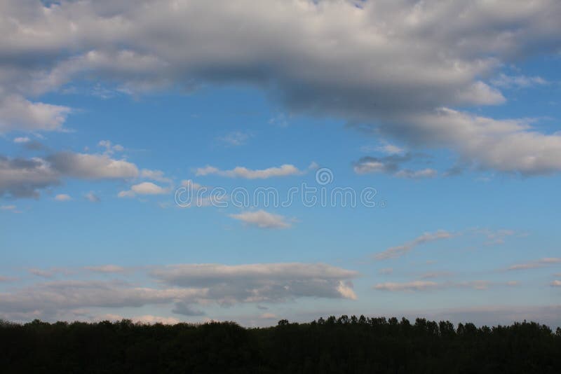 Rusland Zonsondergang Rusland avond van de zonsondergang de blauwe hemel het gelijk maken in Rusland in de winter royalty-vrije stock fotografie Rusland Zonsondergang Rusland avond van de zonsondergang de blauwe hemel het gelijk maken in Rusland in de winter royalty-vrije stock fotografie