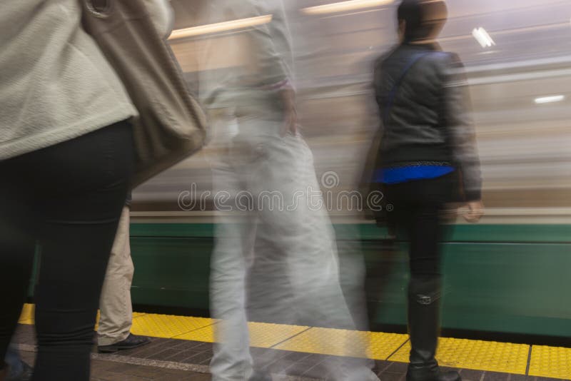 Rusningstidjärnvägsstationsuddighet royaltyfri fotografi Rusningstidjärnvägsstationsuddighet royaltyfri fotografi
