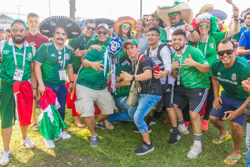 Fan De Futebol Mexicanos No Quadrado Vermelho Em Moscou Sombreiros E  Ponchos Mexicanos Famosos Campeonato Do Mundo Do Futebol Fotografia  Editorial - Imagem de chapéu, evento: 119307792