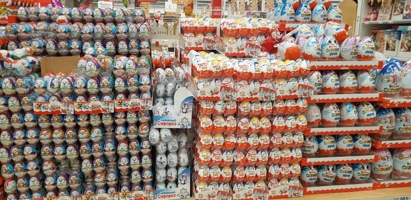 Киндеры на полке в магазине