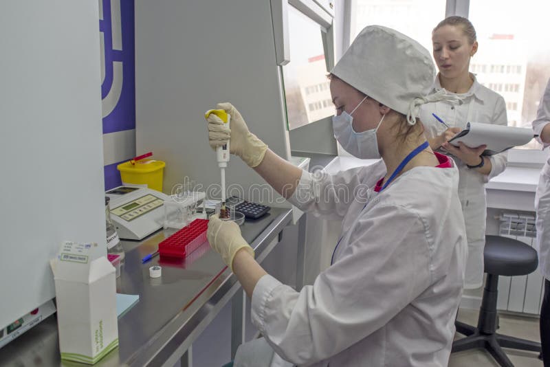 Russia, Tyumen, 28 novembre 2019, VII campionato aperto ‘young professionship’ Worldskill Russia Studenti di dottori fanno medici fotografia stock Russia, Tyumen, 28 novembre 2019, VII campionato aperto ‘young professionship’ Worldskill Russia Studenti di dottori fanno medici fotografia stock