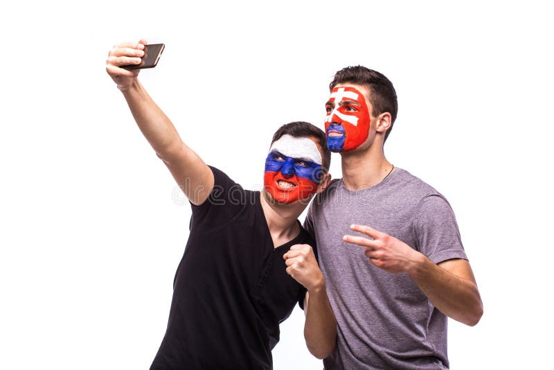 Futbaloví fanúšikovia Rusko vs Slovensko si robia selfie fotografiu s telefónom na bielom pozadí