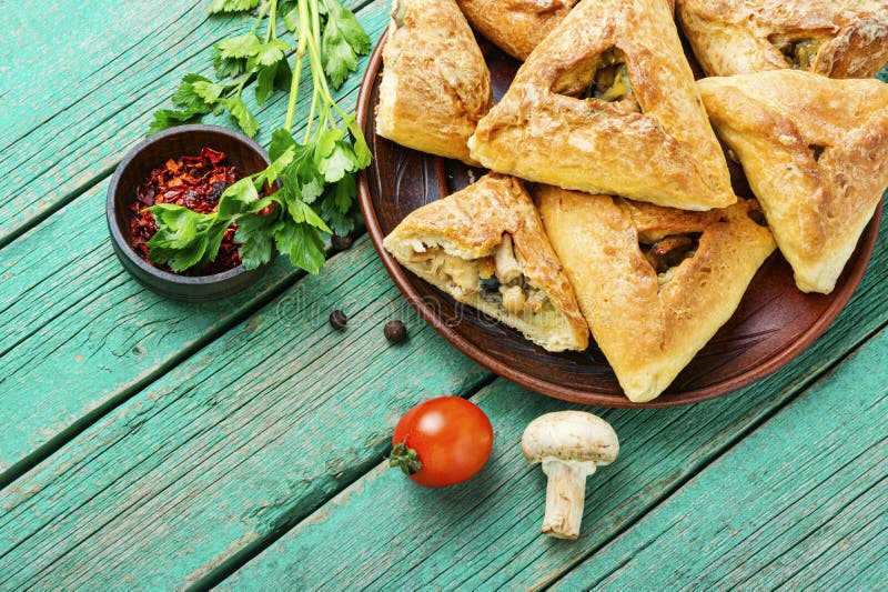 Kurnik, Russian Meat Pie. a Traditional Dish of Dough Lies in a Black Pan  on the Table Stock Photo - Image of cooking, bakery: 140166536