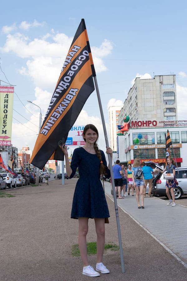 Uma Bela Jovem Tem Nas Mãos Bandeira Federação Russa Estudante fotos,  imagens de © Nadin_Inaya #358416404