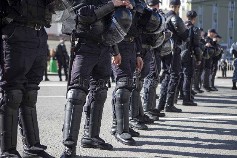 Много полицейских стоят в ряд. Policeman на русском