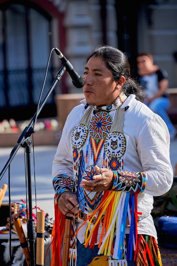 Russie, Kazan, juin 2019 Musicien indien traditionnel d'origine américaine, qui joue dans la rue en costume national photographie stock Russie, Kazan, juin 2019 Musicien indien traditionnel d'origine américaine, qui joue dans la rue en costume national photographie stock