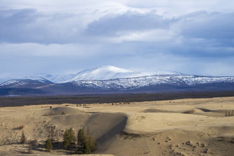 Russie. magnifique paysage du désert le plus septentrional du monde. vue sur la crête de kodar. sables chara. la région du parc naturel national de baikal kodar