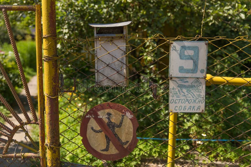 Russie. nez renard de petersburg 07242021. clôture drôle avec dessins et inscriptions dans les panneaux de fer du village près de