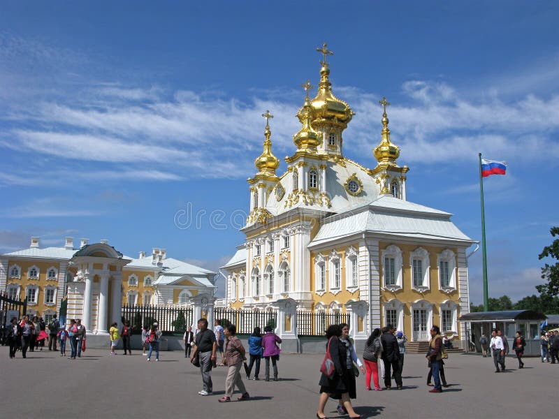 Russie Touristes dans Peterhof, église de Peter et de Paul photo libre de droits Russie Touristes dans Peterhof, église de Peter et de Paul photo libre de droits