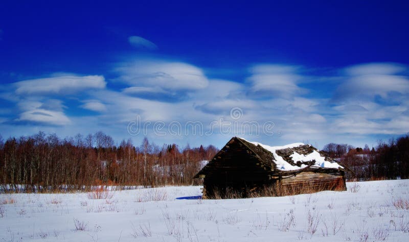 Russisch de winterlandschap weinig huis stock fotografie Russisch de winterlandschap weinig huis stock fotografie
