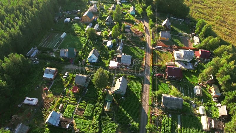 Russisch de zomerdorp met blokhuizen Het vliegen over daken Altijdgroene bossen en moerassen van noordelijk Karelië, Rusland royalty-vrije stock afbeelding Russisch de zomerdorp met blokhuizen Het vliegen over daken Altijdgroene bossen en moerassen van noordelijk Karelië, Rusland royalty-vrije stock afbeelding