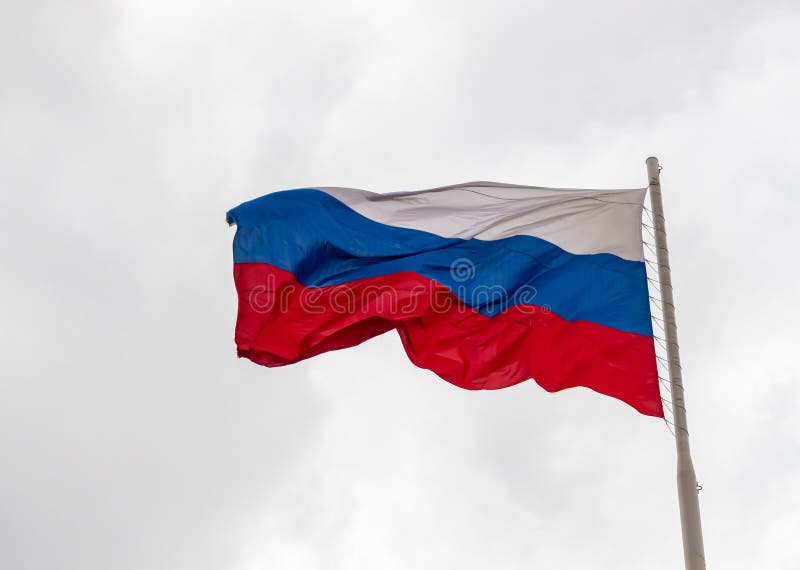 Russisch Flaggenfliegen Auf Einem Fahnenmast in Einem Starken Wind