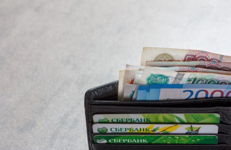 Russische Banknoten in den Bezeichnungen von 1000, 2000 und 5000 Rubeln und von Kreditkarten Sberbank in einer schwarzen ledernen lizenzfreie stockfotografie Russische Banknoten in den Bezeichnungen von 1000, 2000 und 5000 Rubeln und von Kreditkarten Sberbank in einer schwarzen ledernen lizenzfreie stockfotografie