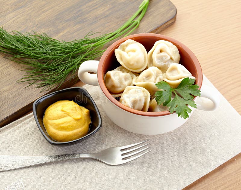 Russische bollen - pelmeni, in witte kom*with mosterd stock foto Russische bollen - pelmeni, in witte kom*with mosterd stock foto