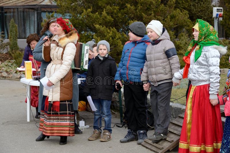 Russische Leute Feiern Maslenitsa Redaktionelles Bild Bild von weit