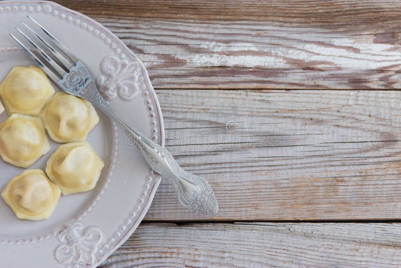 Russische pelmeni op grijze plaat stock foto's Russische pelmeni op grijze plaat stock foto's