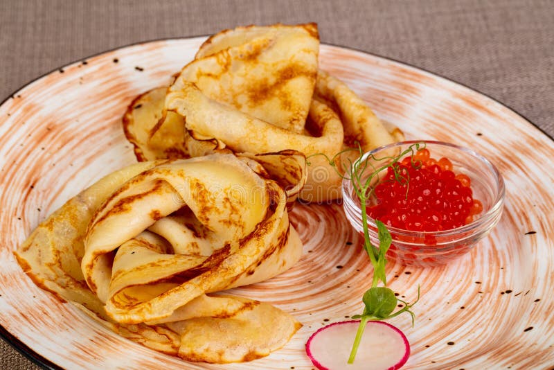 Russische Pfannkuchen Mit Rotem Kaviar Stockfoto - Bild von essen ...