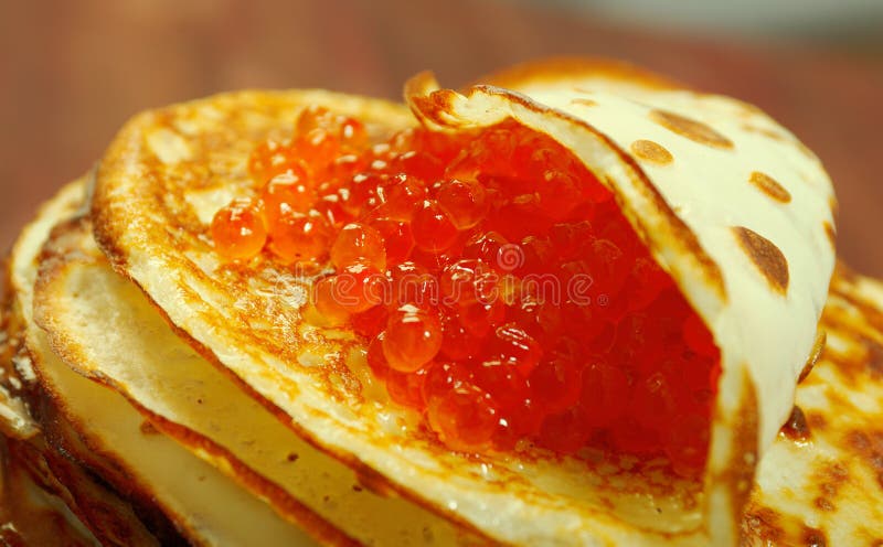 Russische Pfannkuchen Mit Rotem Kaviar Stockbild - Bild von frühstück ...