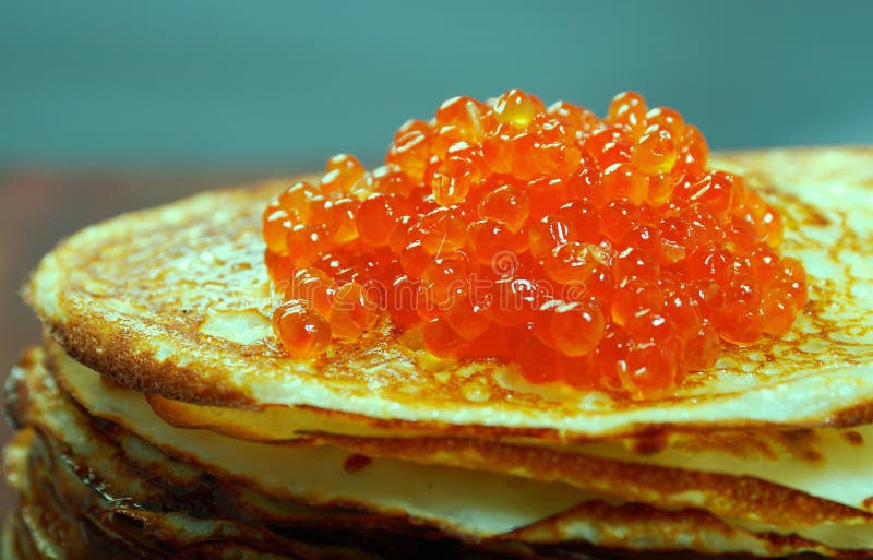 Russische Pfannkuchen Mit Rotem Kaviar Stockbild - Bild von kaufen ...