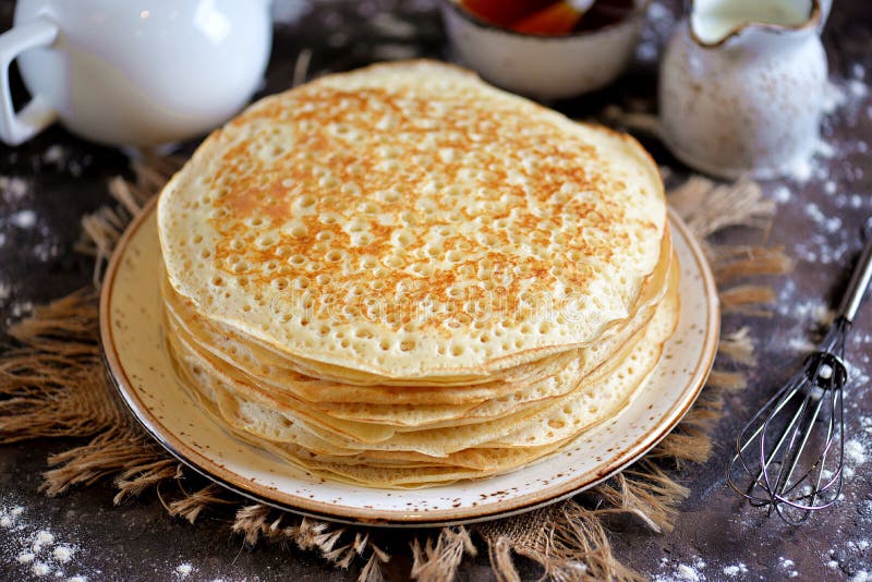 Russische Traditionelle Nahrung Appetitanregende Gebratene Pfannkuchen ...