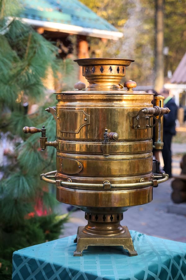 Russische traditionelle Tee-trinkende Samoware Weinlesemetallsamowar stockbilder Russische traditionelle Tee-trinkende Samoware Weinlesemetallsamowar stockbilder