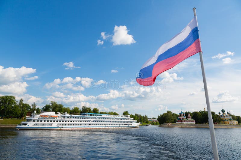 Russische vlag op de achtergrond van de stad Uglitsj stock foto