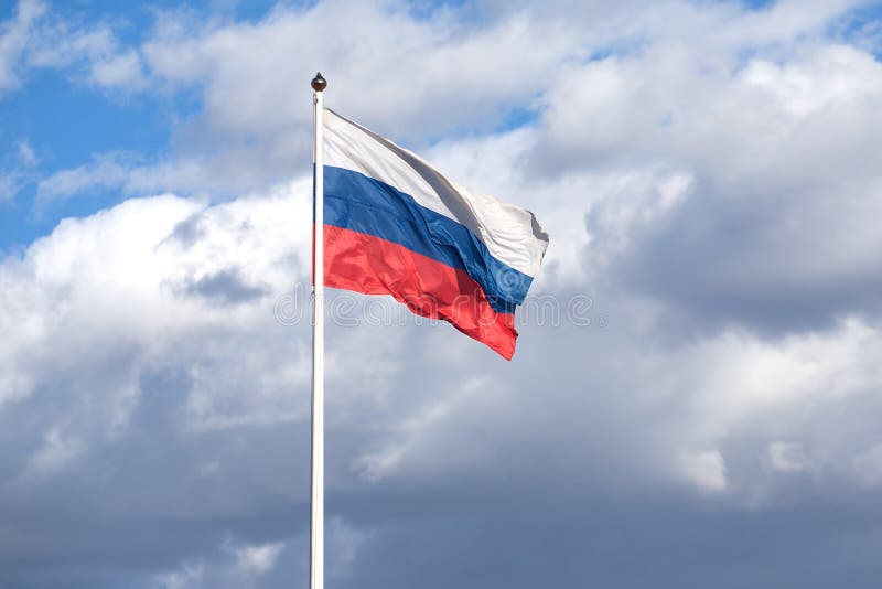 Russische vlag op de vlaggestok die op bewolkte hemel golven