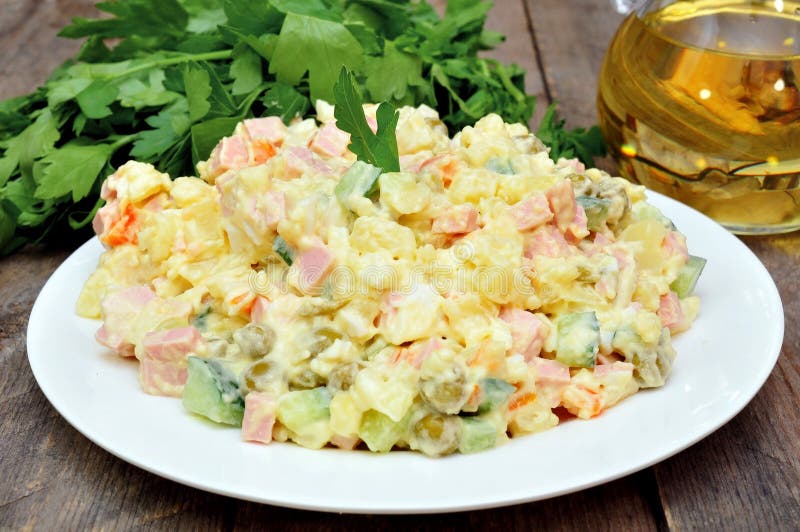 Russischer Salat (Olivier) stockbild. Bild von mayonnaise - 36611019