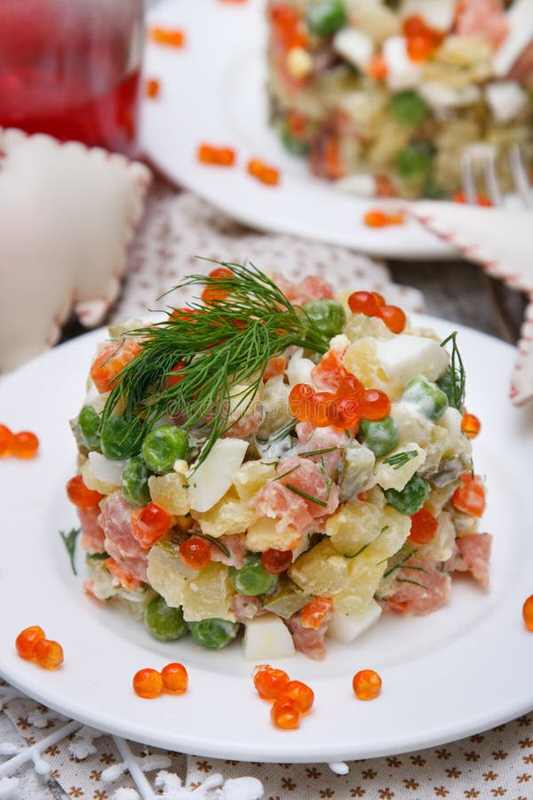 Olivier. Russischer Traditioneller Salat Stockfoto - Bild von erbse ...