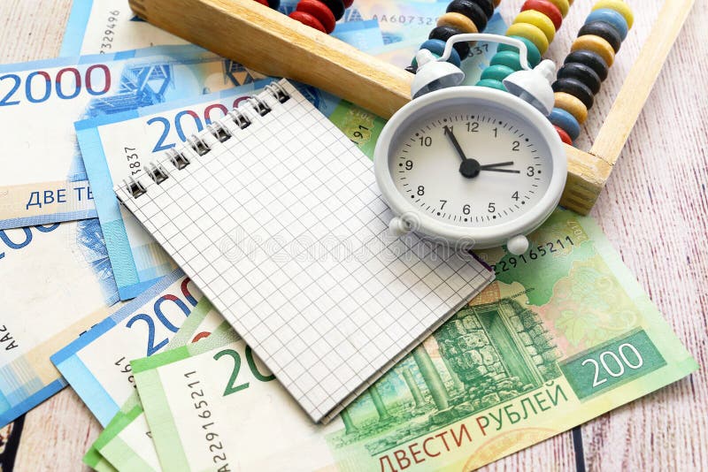 Russisches Geld, Wecker, Notizblock und Rechnungen stockfotos Russisches Geld, Wecker, Notizblock und Rechnungen stockfotos